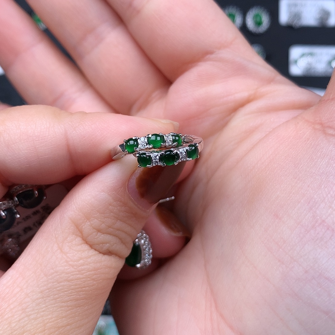 谷***婷翡翠银S925镶嵌耳饰