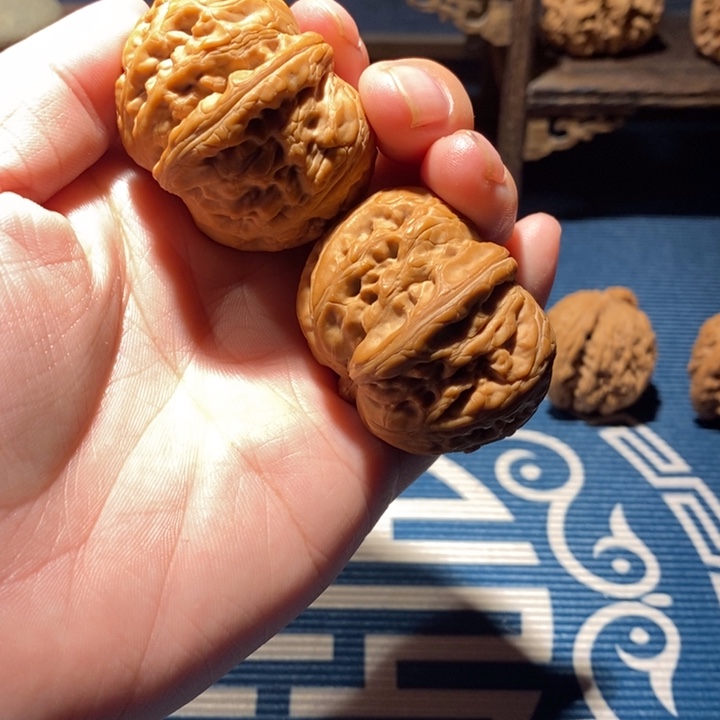 姜***塞文玩核桃吊坠核桃