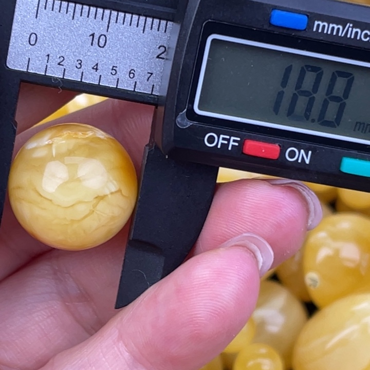 蜜蜡未镶嵌裸石微瑕157