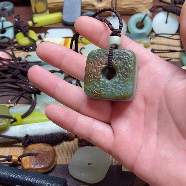 蛇纹石玉挂件未镶嵌满****月