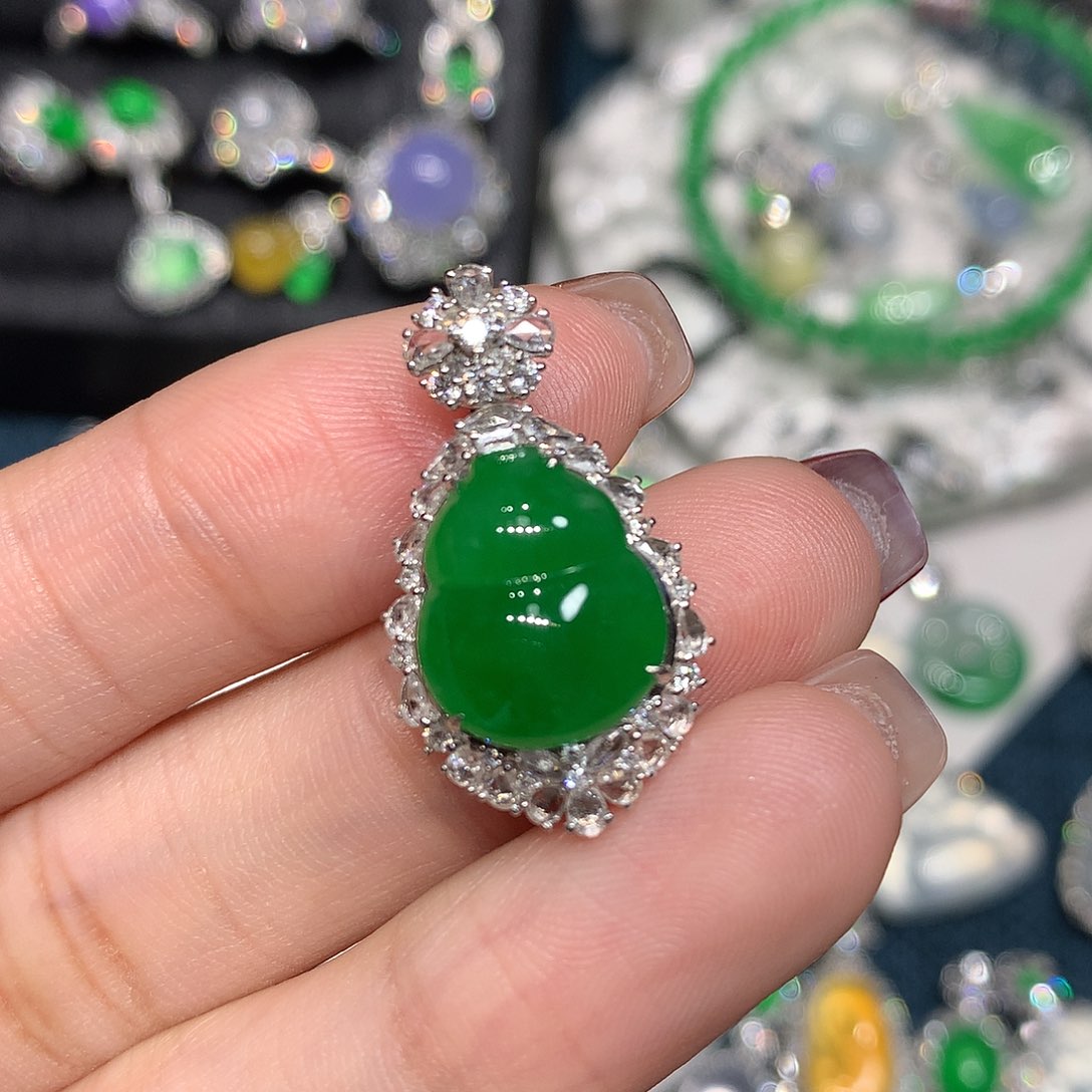 颈饰18K金镶嵌翡翠晚**鹿辣绿葫芦