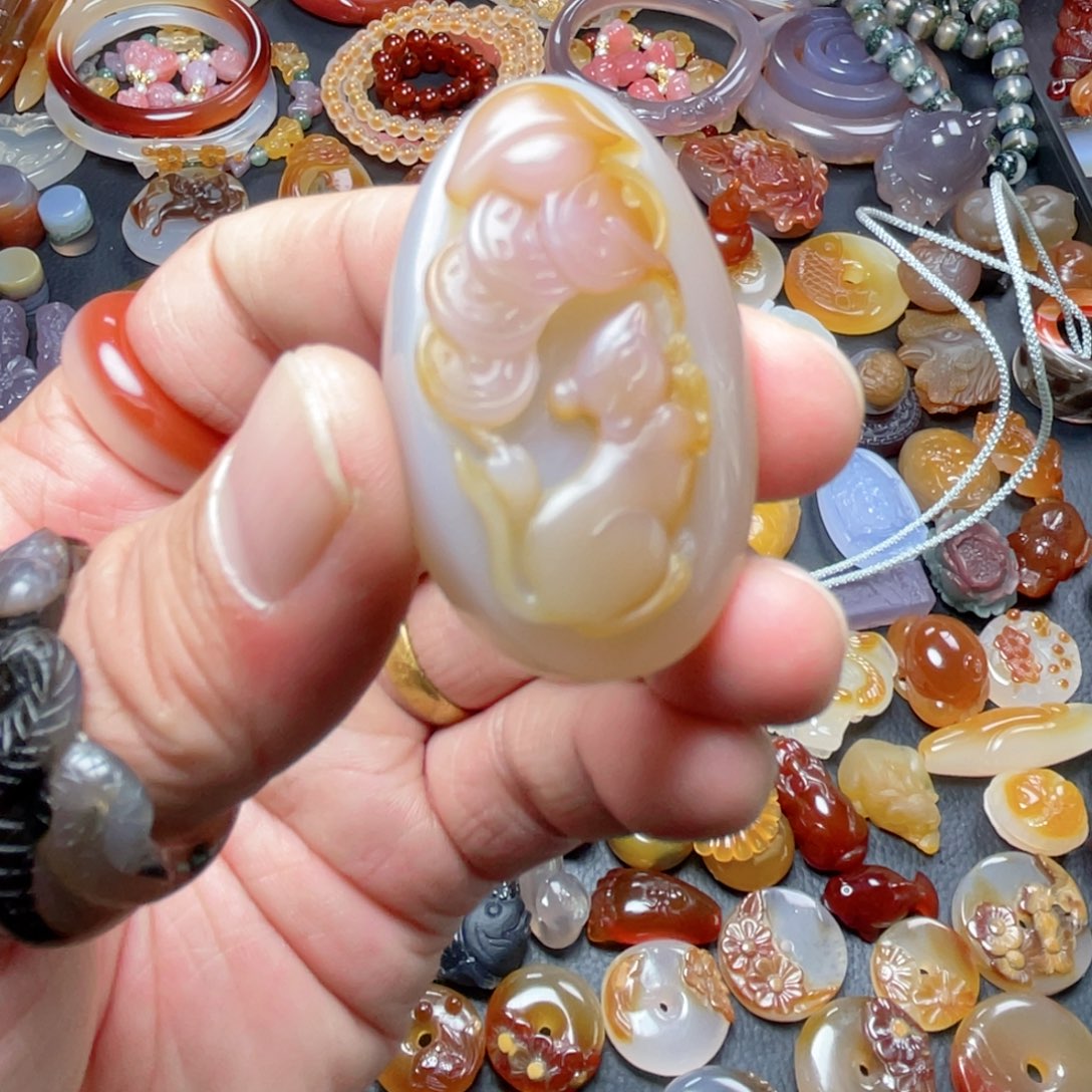 看***4玛瑙/玉髓未镶嵌颈饰