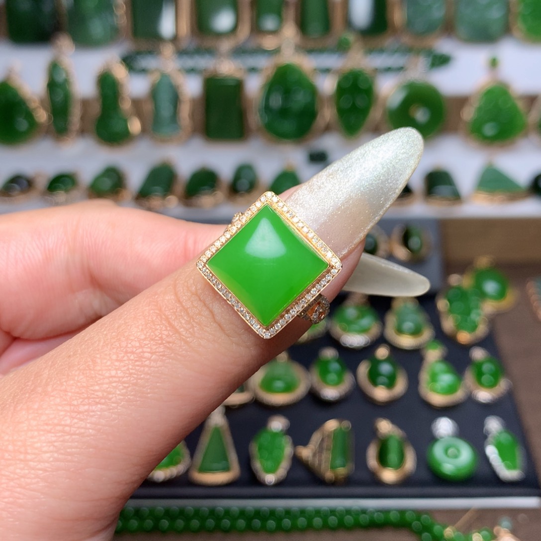 和田玉（碧玉）戒指18K金镶嵌