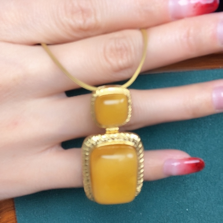 蜜蜡颈饰银S925镶嵌吊坠