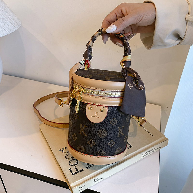 【高端品质】轻奢斜挎质感水桶包时尚百搭圆桶手提单肩包【16009-V5】