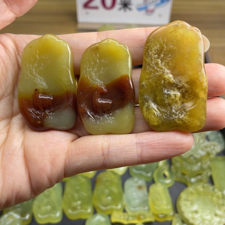 识***途蛇纹石玉未镶嵌颈饰