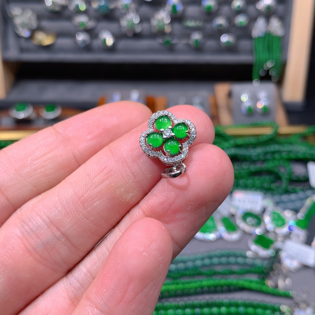 翡翠吊坠(赠链)未镶嵌天然