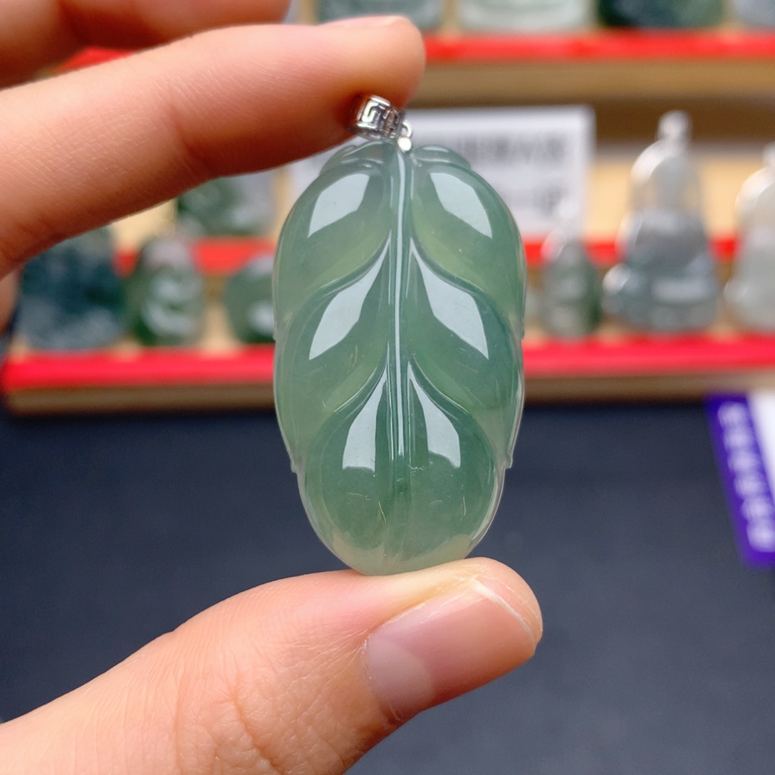 A***。翡翠18K金镶嵌颈饰大业有成