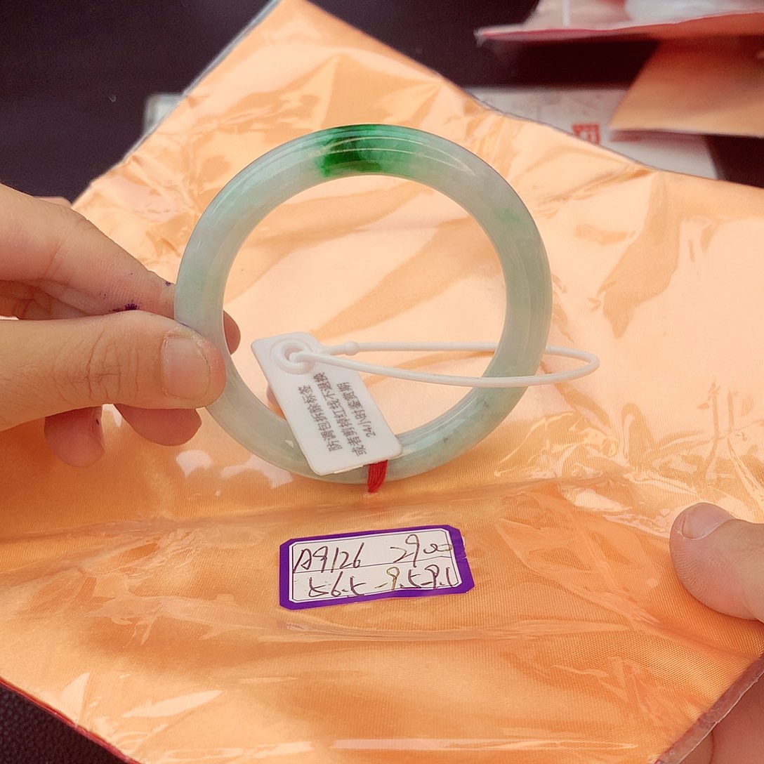 翡翠手镯未镶嵌翡翠