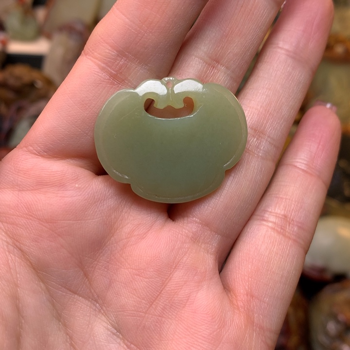 透闪石质玉挂件未镶嵌