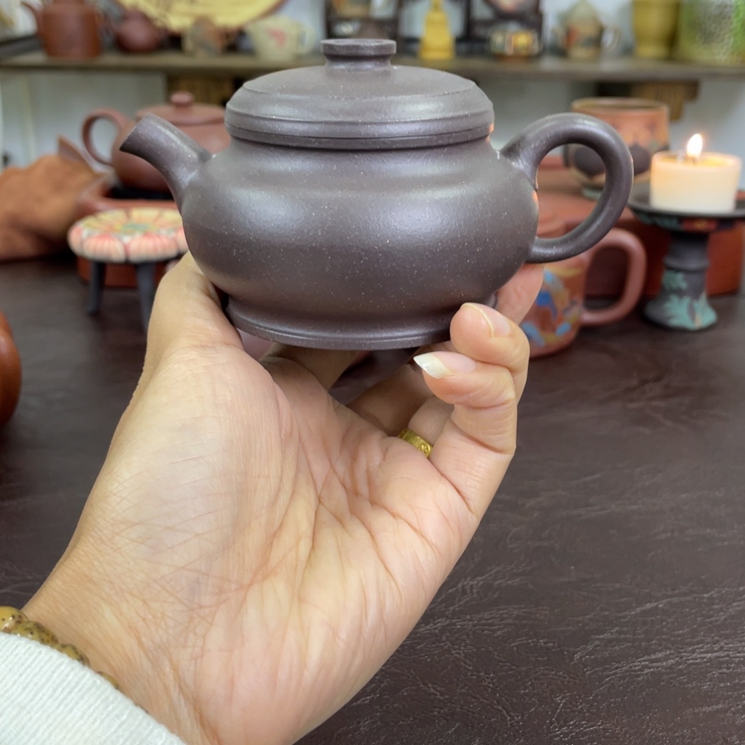 紫砂茶壶颂金。                 