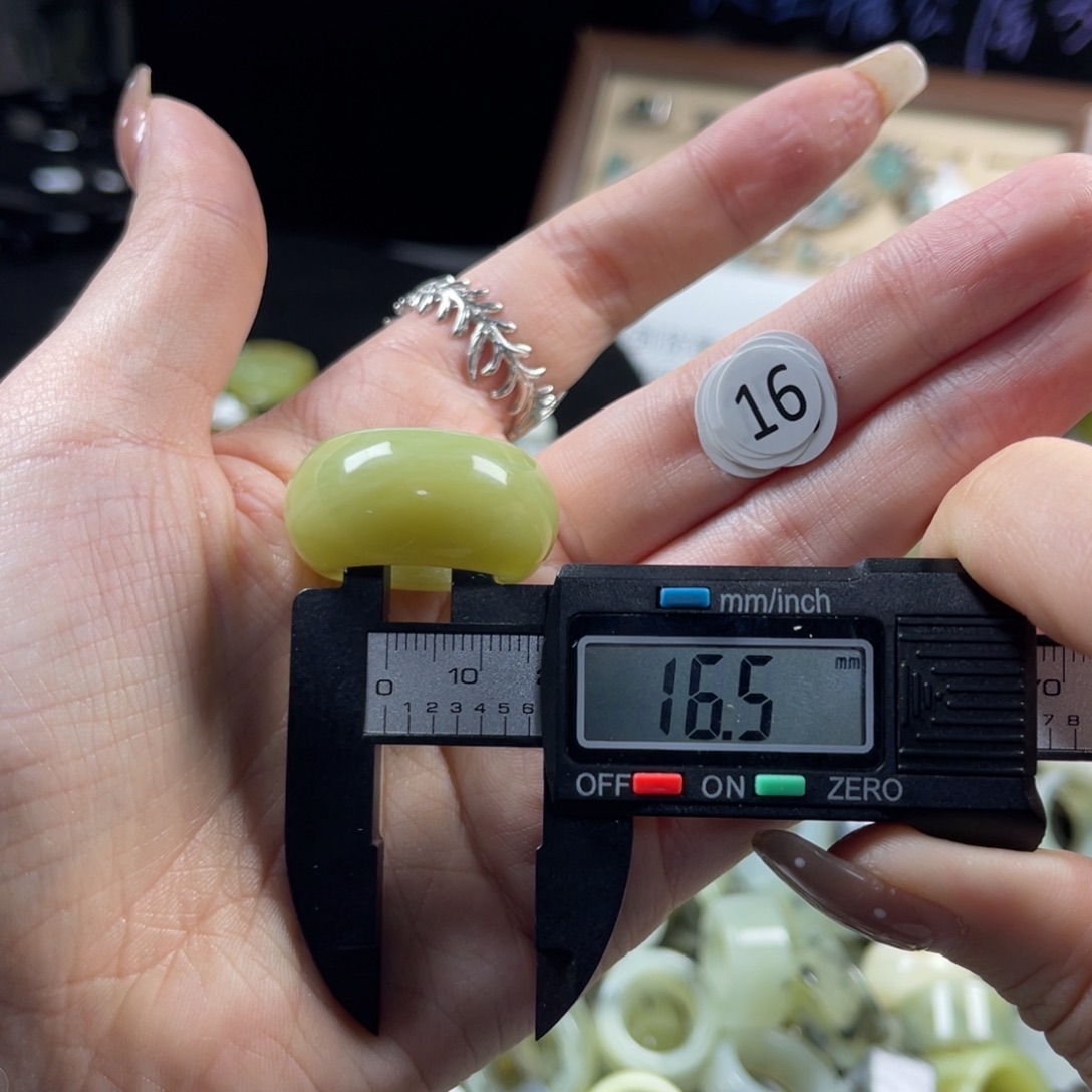 蛇纹石玉未镶嵌戒指