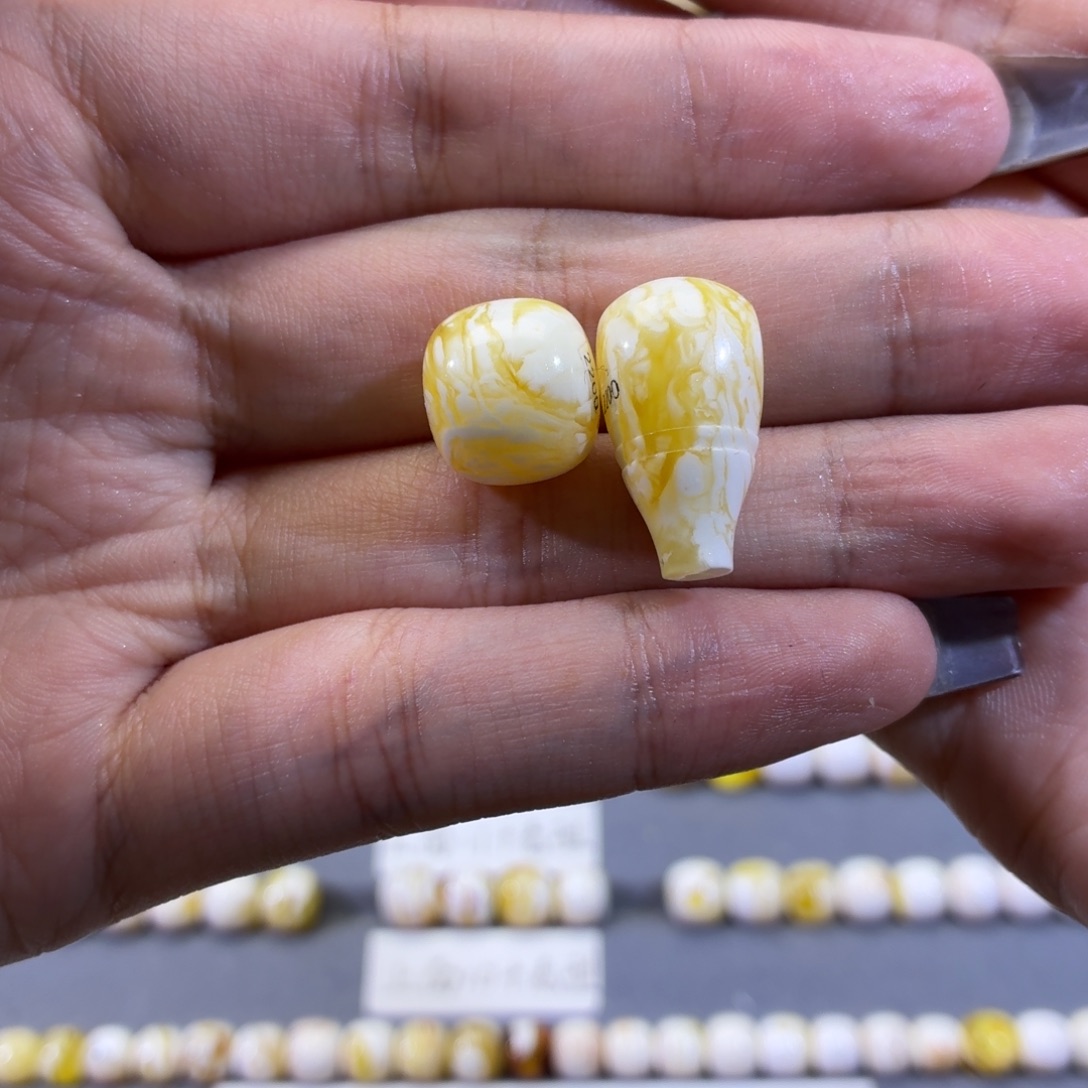 用***4琥珀未镶嵌裸石天然蜜蜡