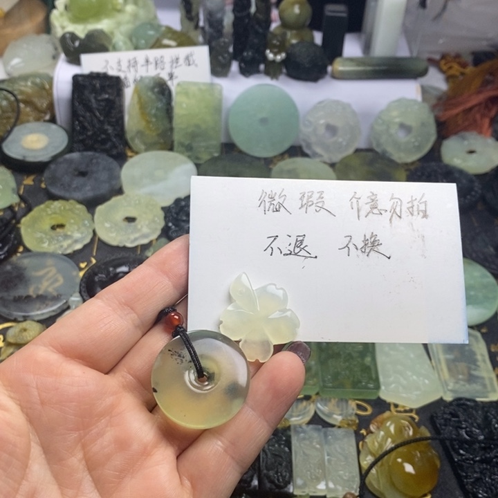 蛇纹石玉颈饰合金