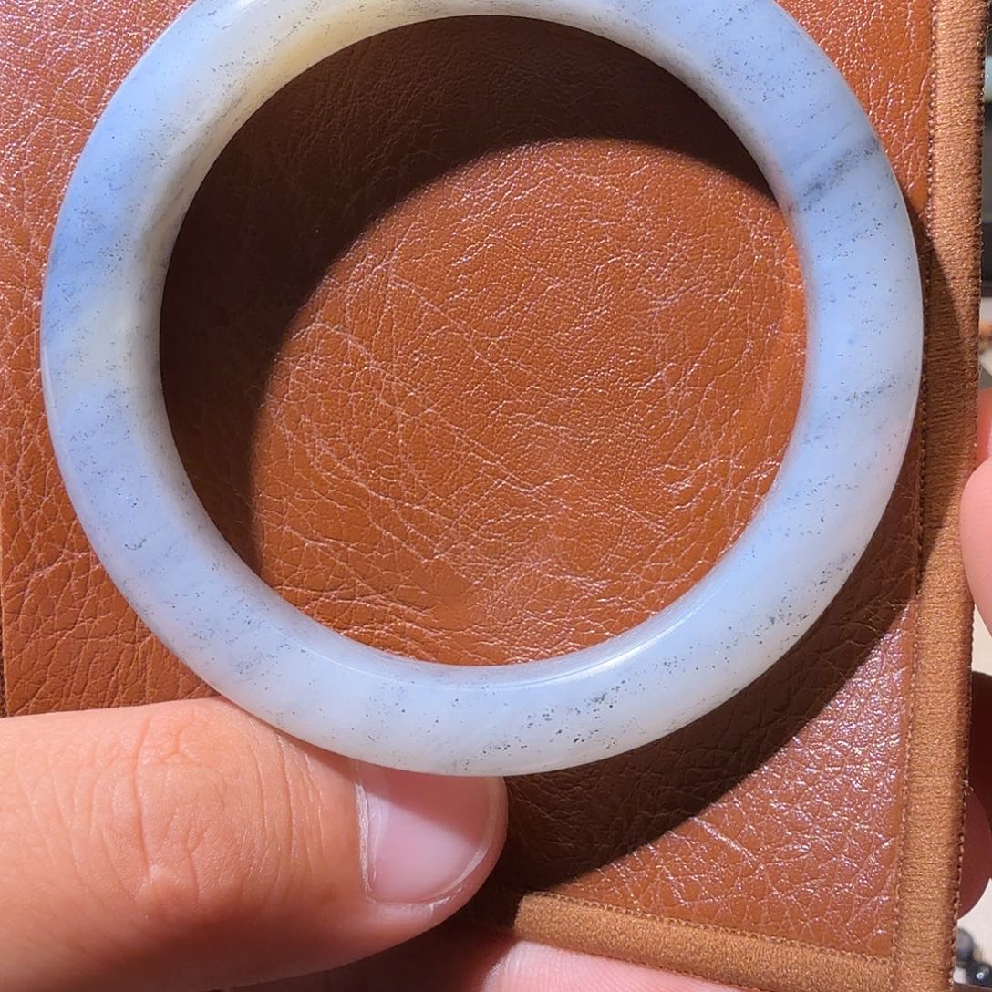 太***干和田玉未镶嵌手镯