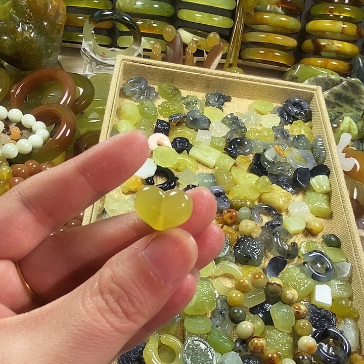 流***A蛇纹石玉未镶嵌颈饰