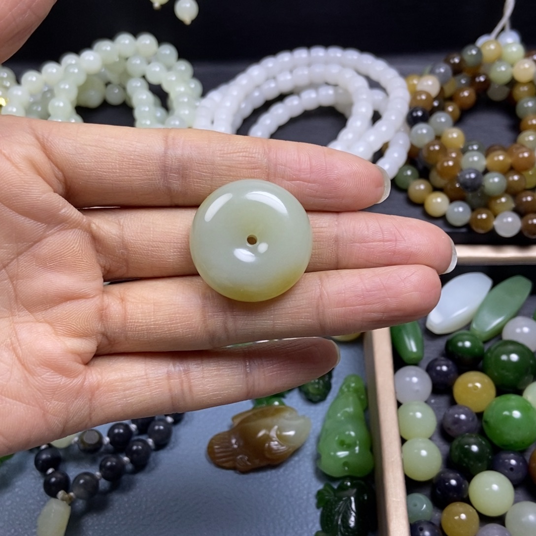 一***多和田玉未镶嵌颈饰