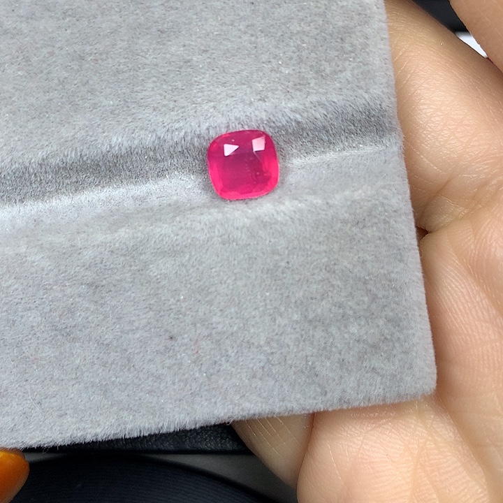 尖晶石裸石1.57ct热粉色马亨盖吉尔德