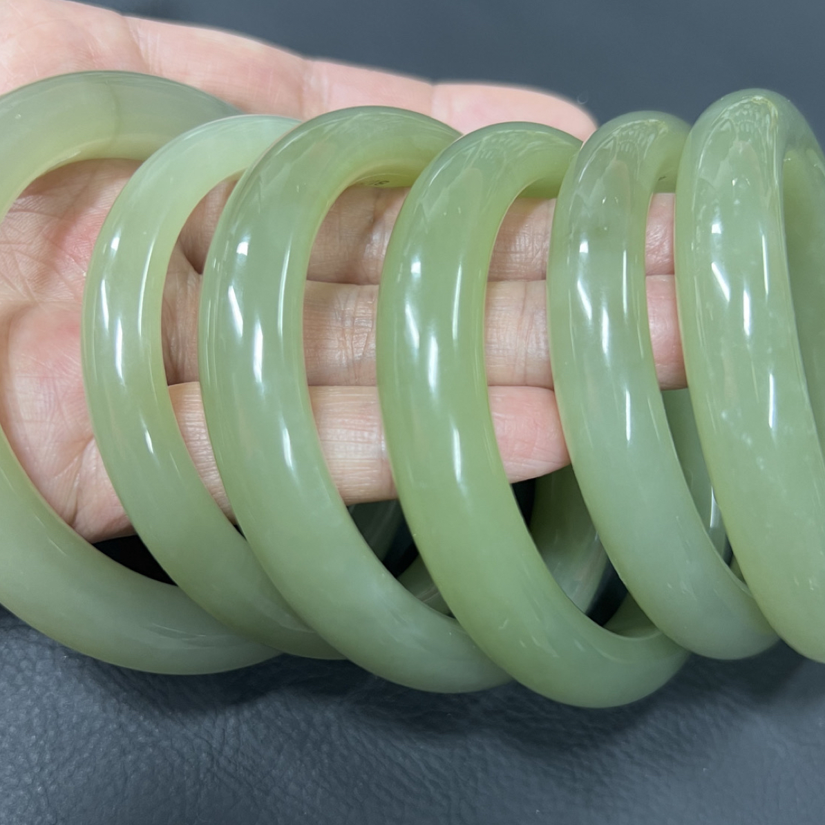 和田玉湖水绿手镯茶晴葡萄肉新中式送礼物多样性发一