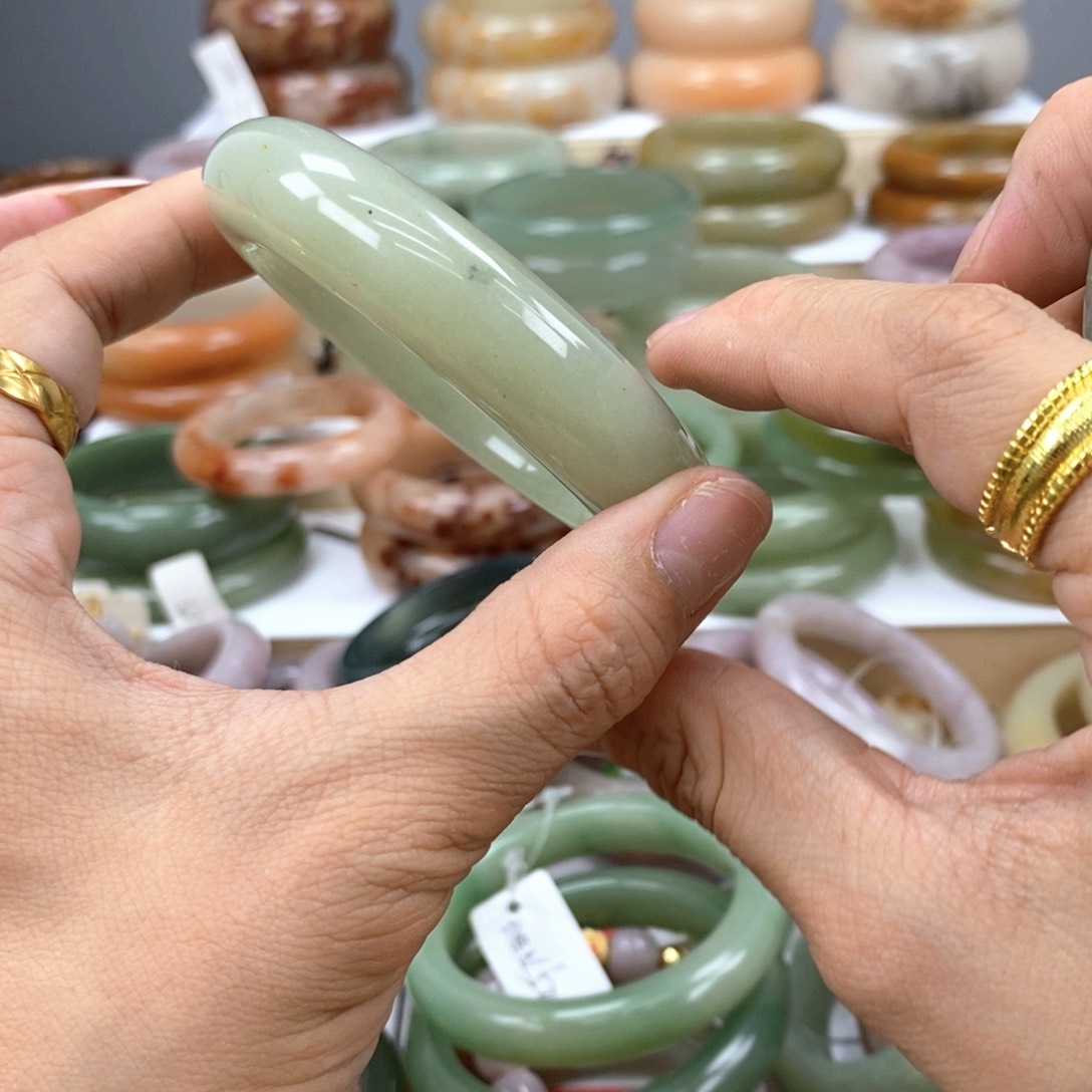 石英质玉手镯未镶嵌葵*