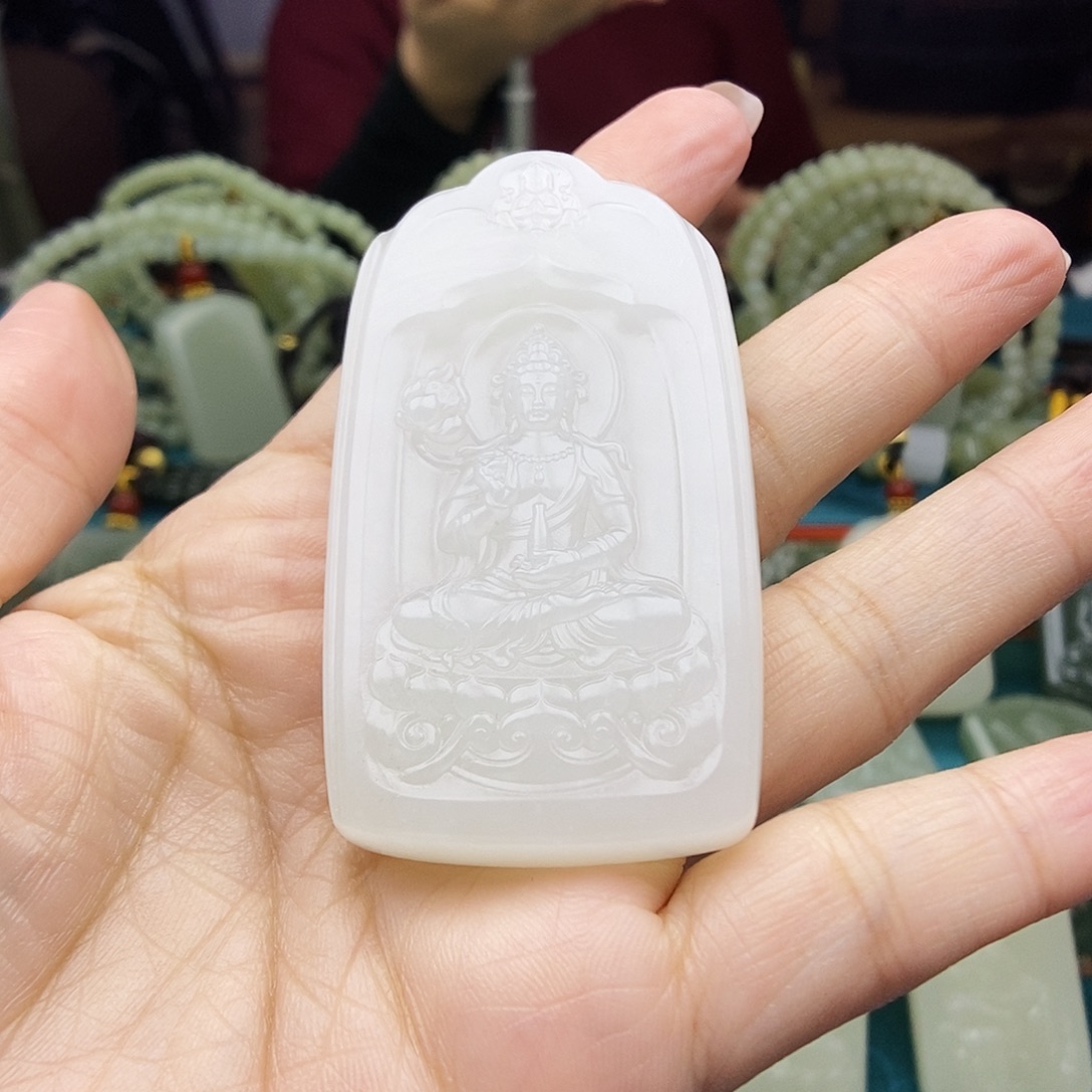 等***人和田玉未镶嵌颈饰