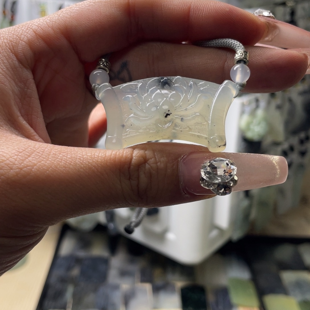 岫玉颈饰未镶嵌花卷