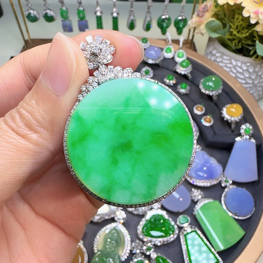 翡翠颈饰18K金镶嵌翡翠颈饰18K金镶嵌