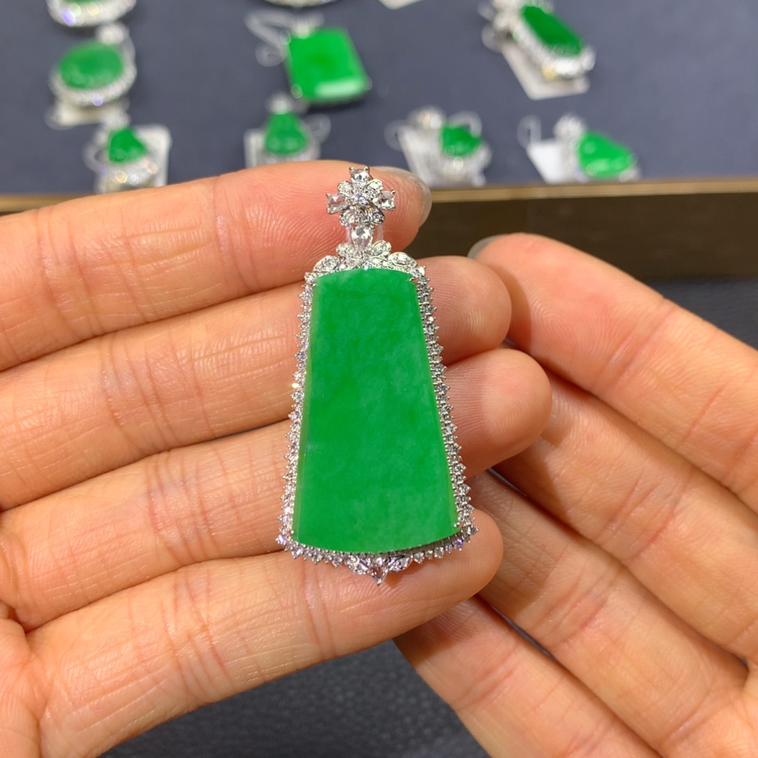 翡翠颈饰18K金镶嵌翡翠