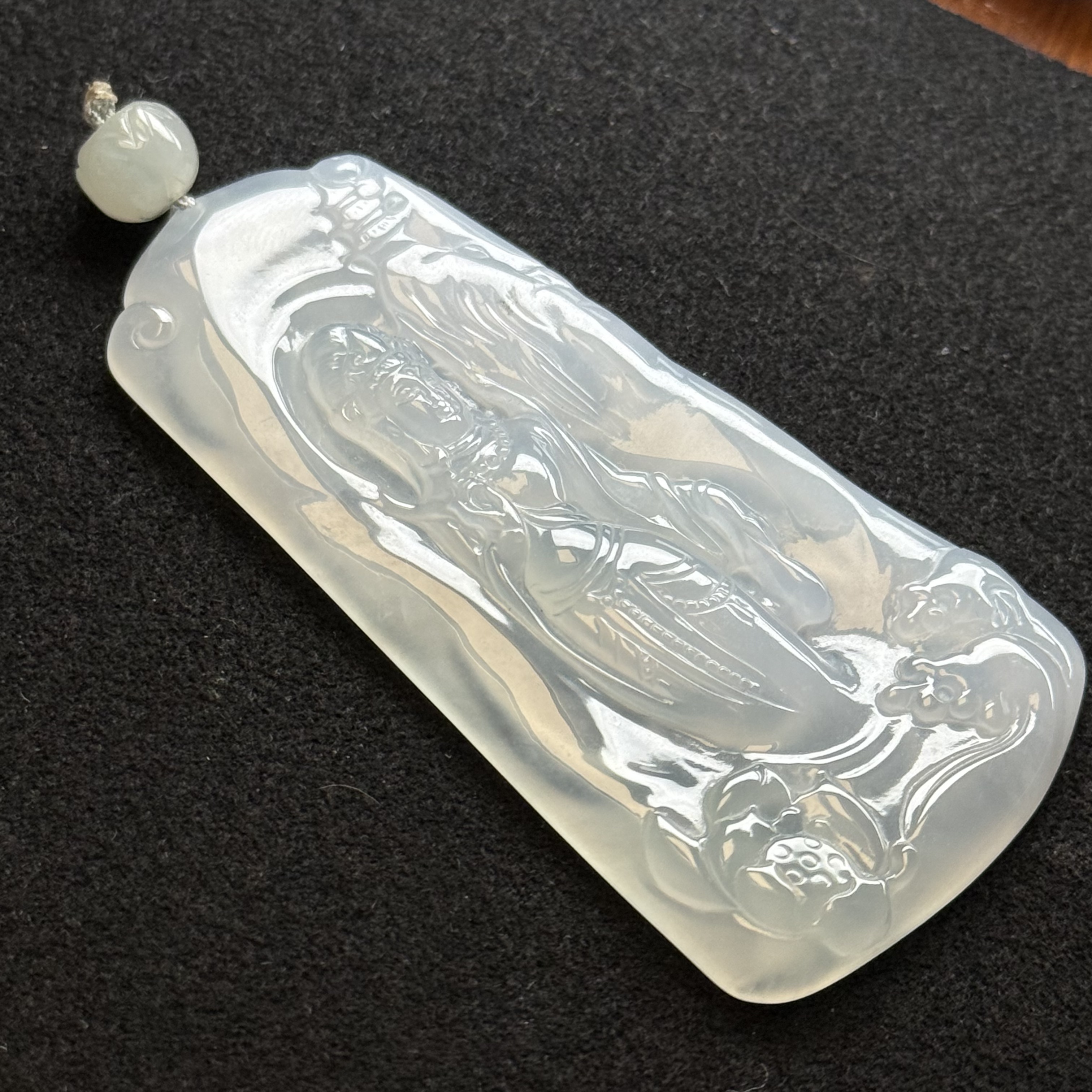 冰润淡雅翡翠站观音 雕工精致 带顶珠
