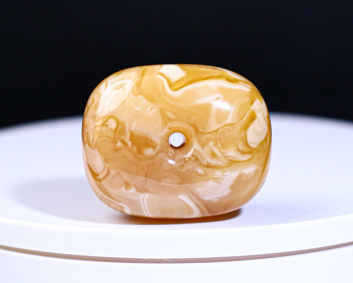 33.21克 俄料妖花蜜蜡藏扣，蜡质浓厚，纹路漂亮，器形饱满圆润