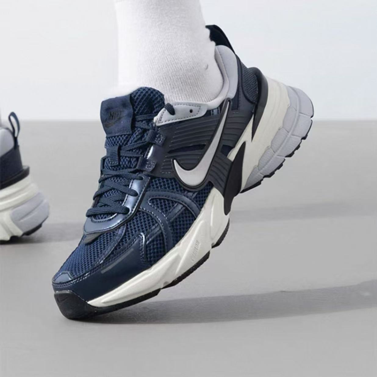 NIKE/耐克 V2K Run男鞋低帮防滑耐磨舒适休闲跑步鞋HJ4497-400