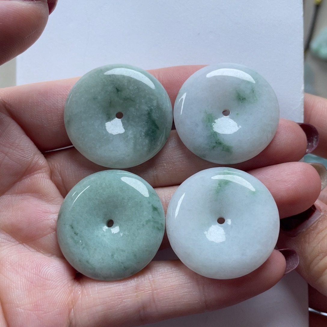 翡翠颈饰未镶嵌平安扣