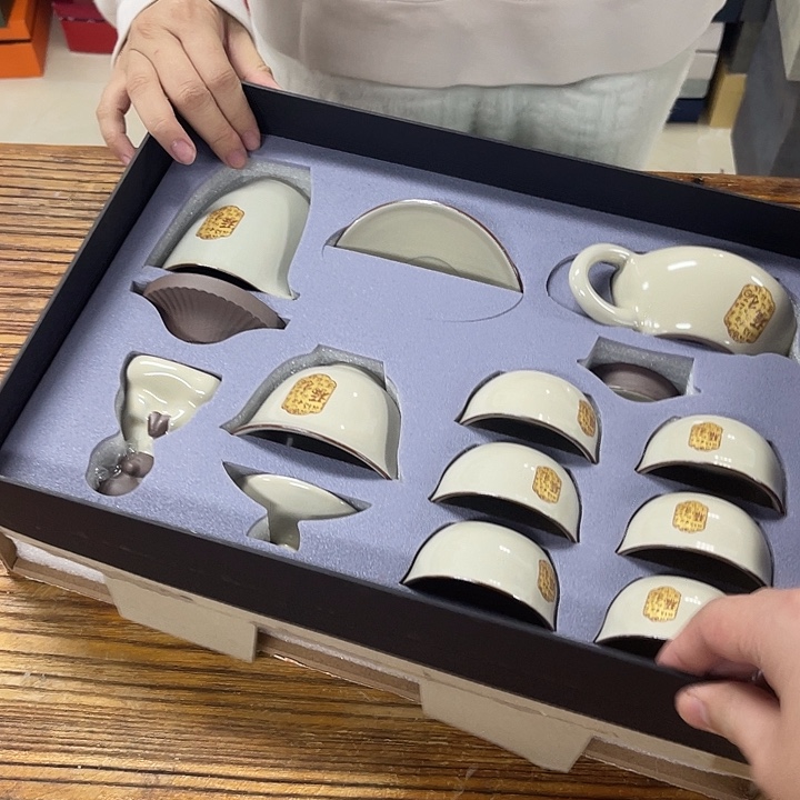 孤品茶具套装等。        