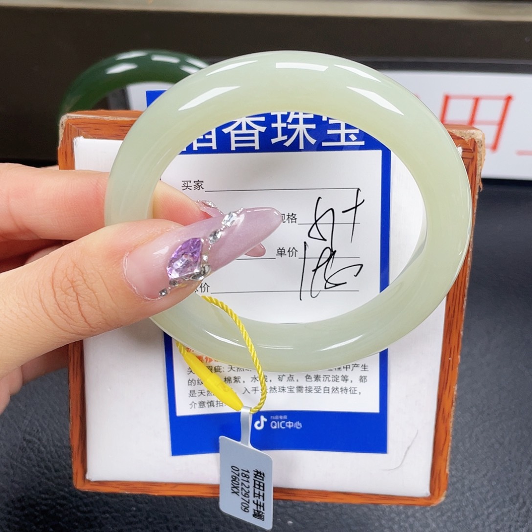 和田玉手镯未镶嵌