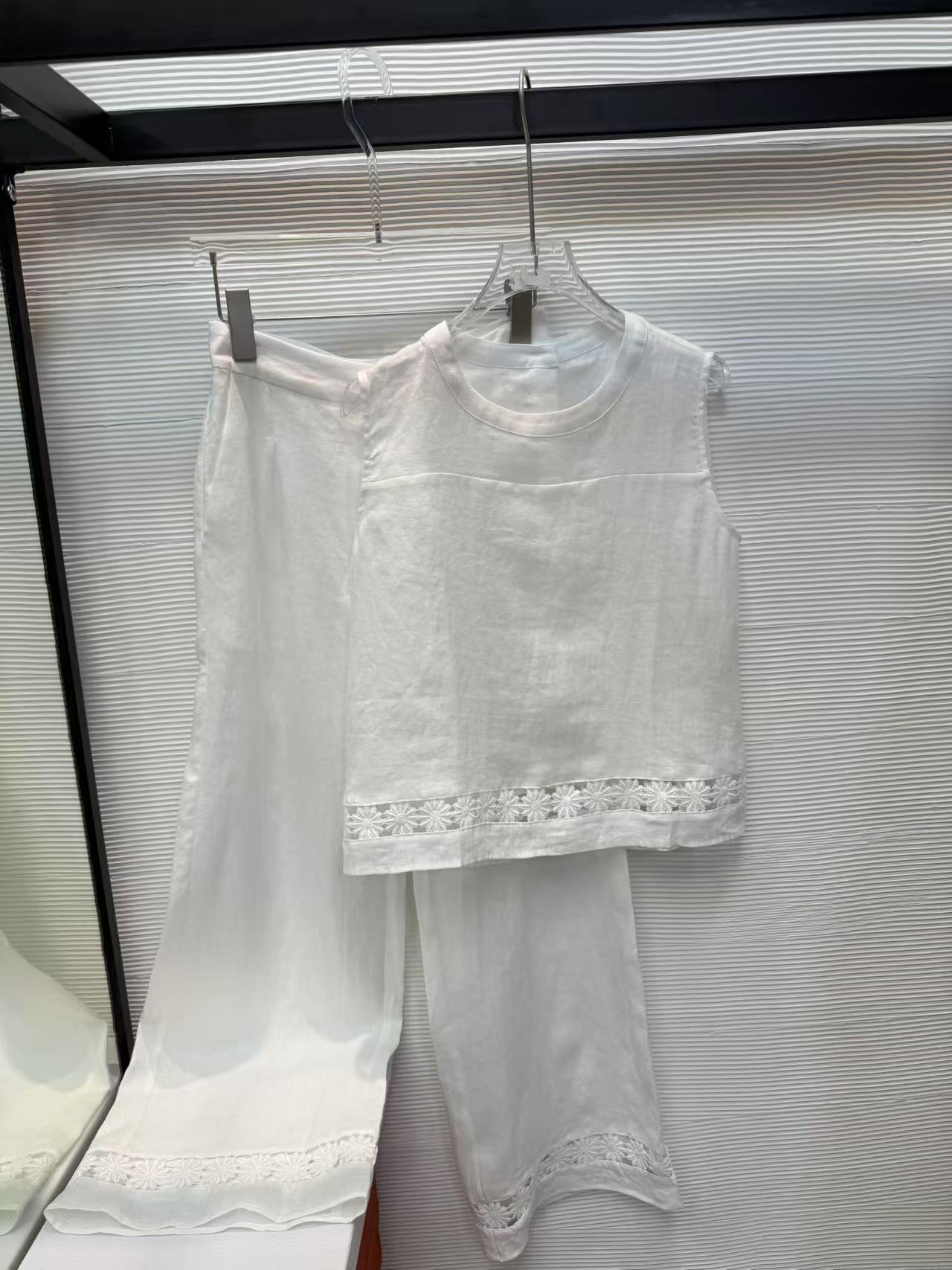 927#圆领刺绣钩花无袖背心+高腰阔腿裤麻料套装女