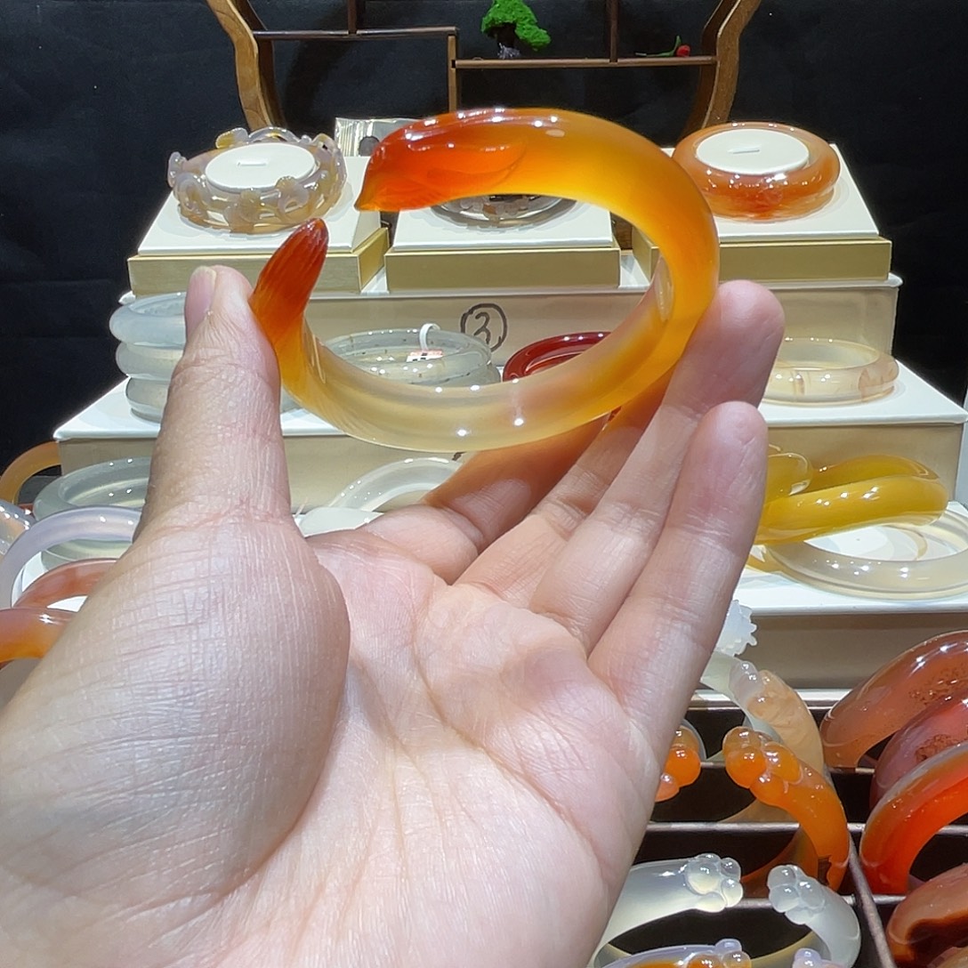 晓***禹玛瑙/玉髓未镶嵌手镯