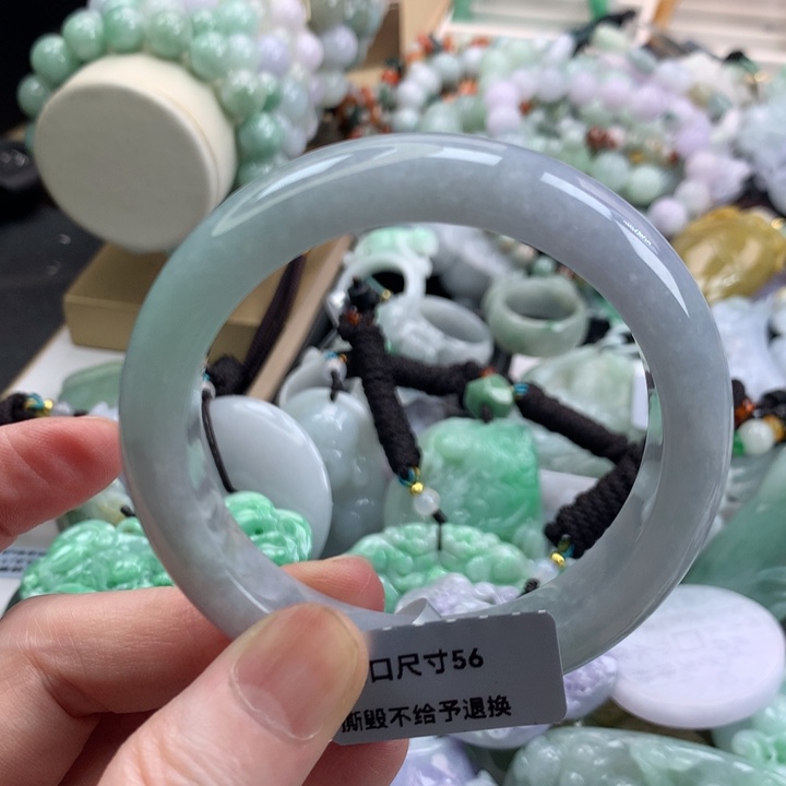 翡翠手镯未镶嵌吊坠