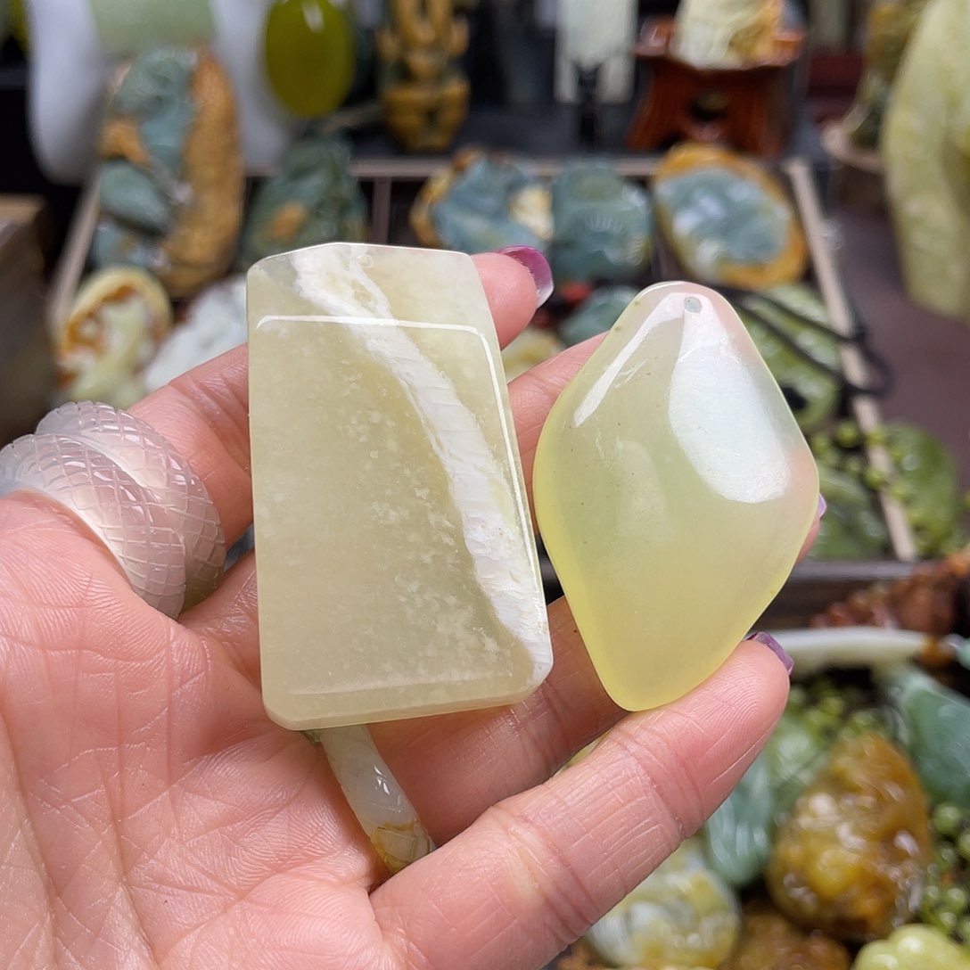 蛇纹石玉颈饰未镶嵌天青冻