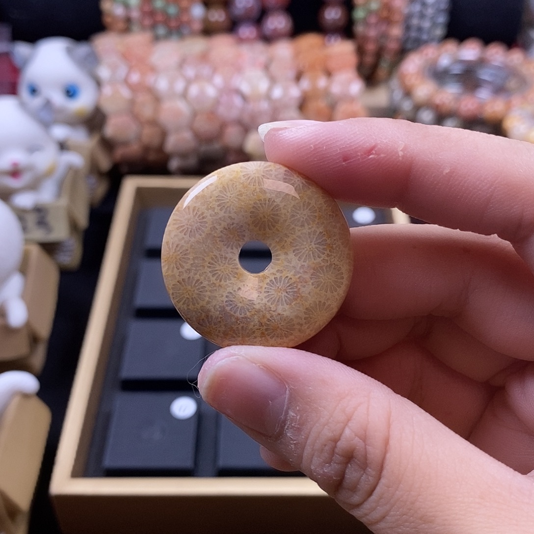 未镶嵌平安扣 配顶珠和绳子硅化珊瑚（珊瑚玉）1