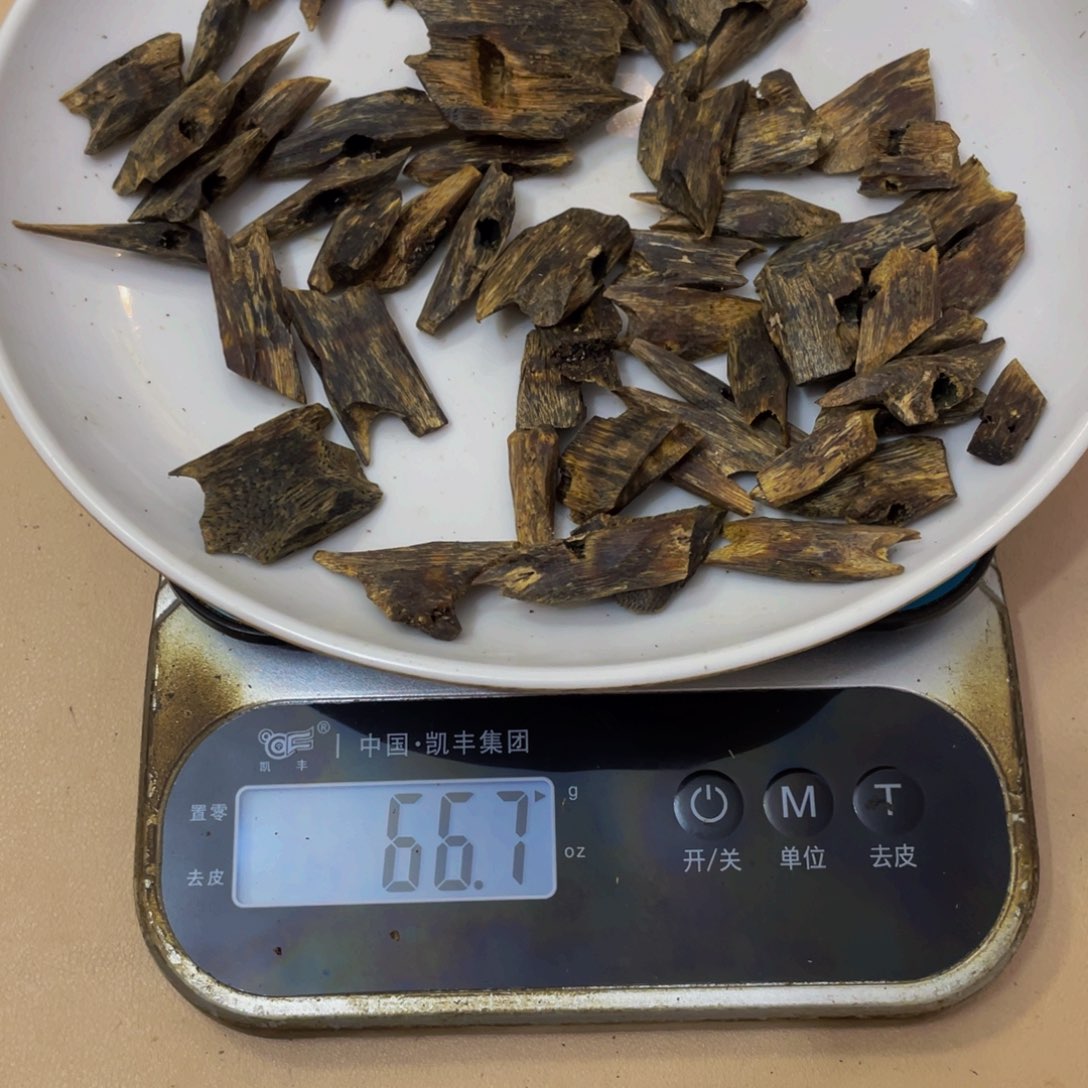 摆件沉香木平**淡东江绿高油块料66克