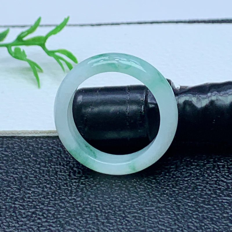 缅甸天然A货翡翠  飘花素面戒指 内径 19mm 编号305