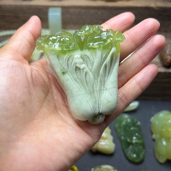 小***_蛇纹石玉未镶嵌手把件