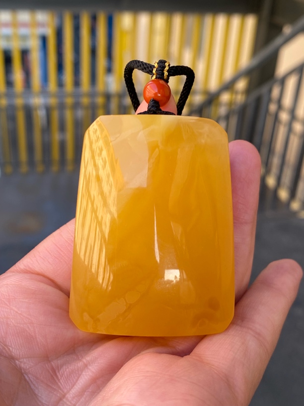 31.62鸡油红蜜蜡牌子吊坠，好货，时尚又不失大气、上身效果超棒