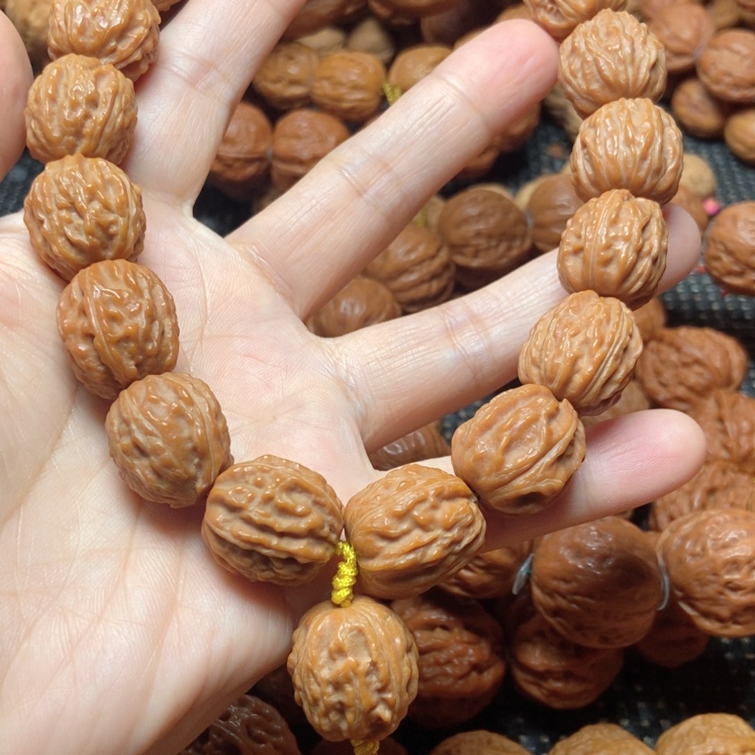 蔡***伟桃核吊坠树王手持