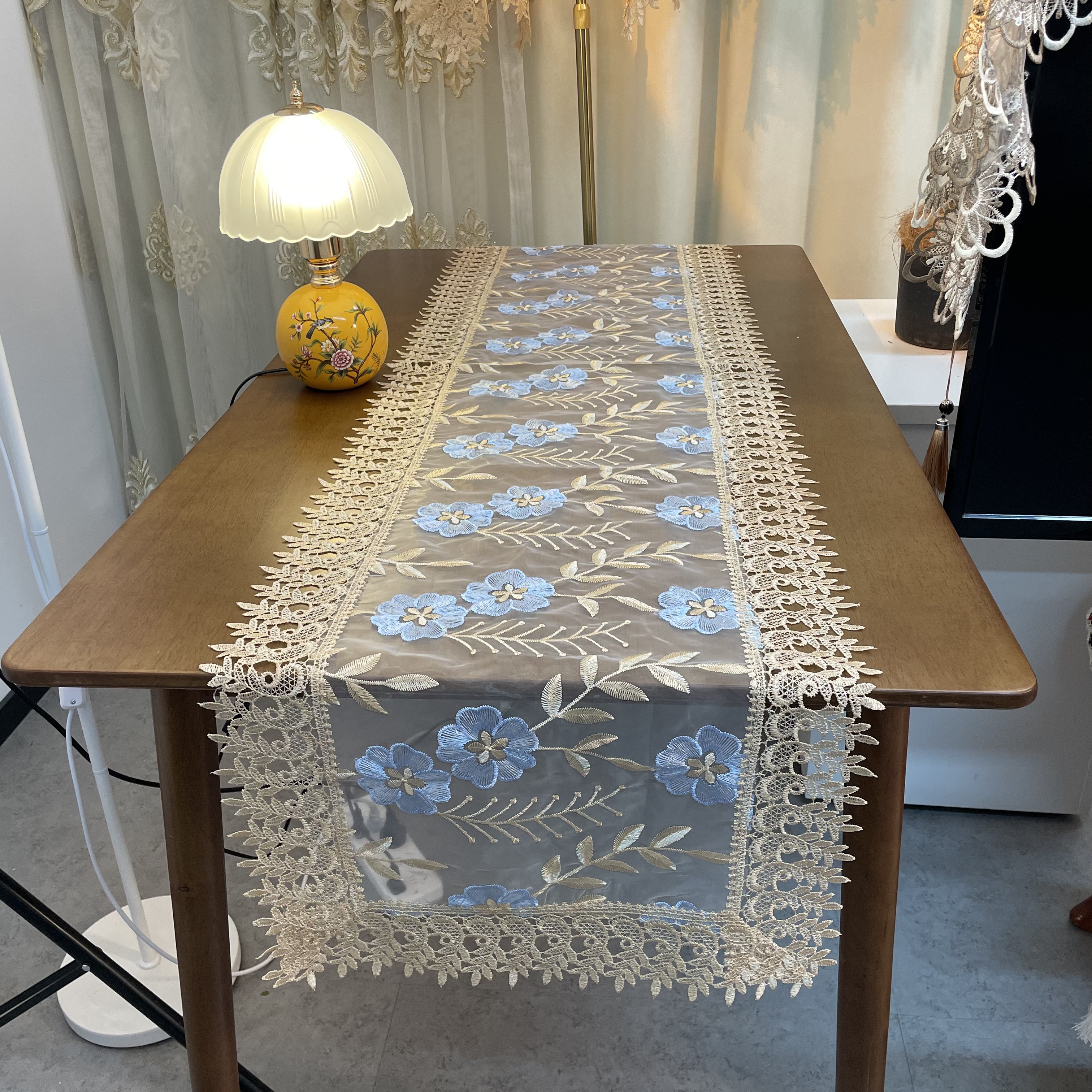 A006-8 丝光线（40*220CM/个) 蓝雪花水溶花边盖巾