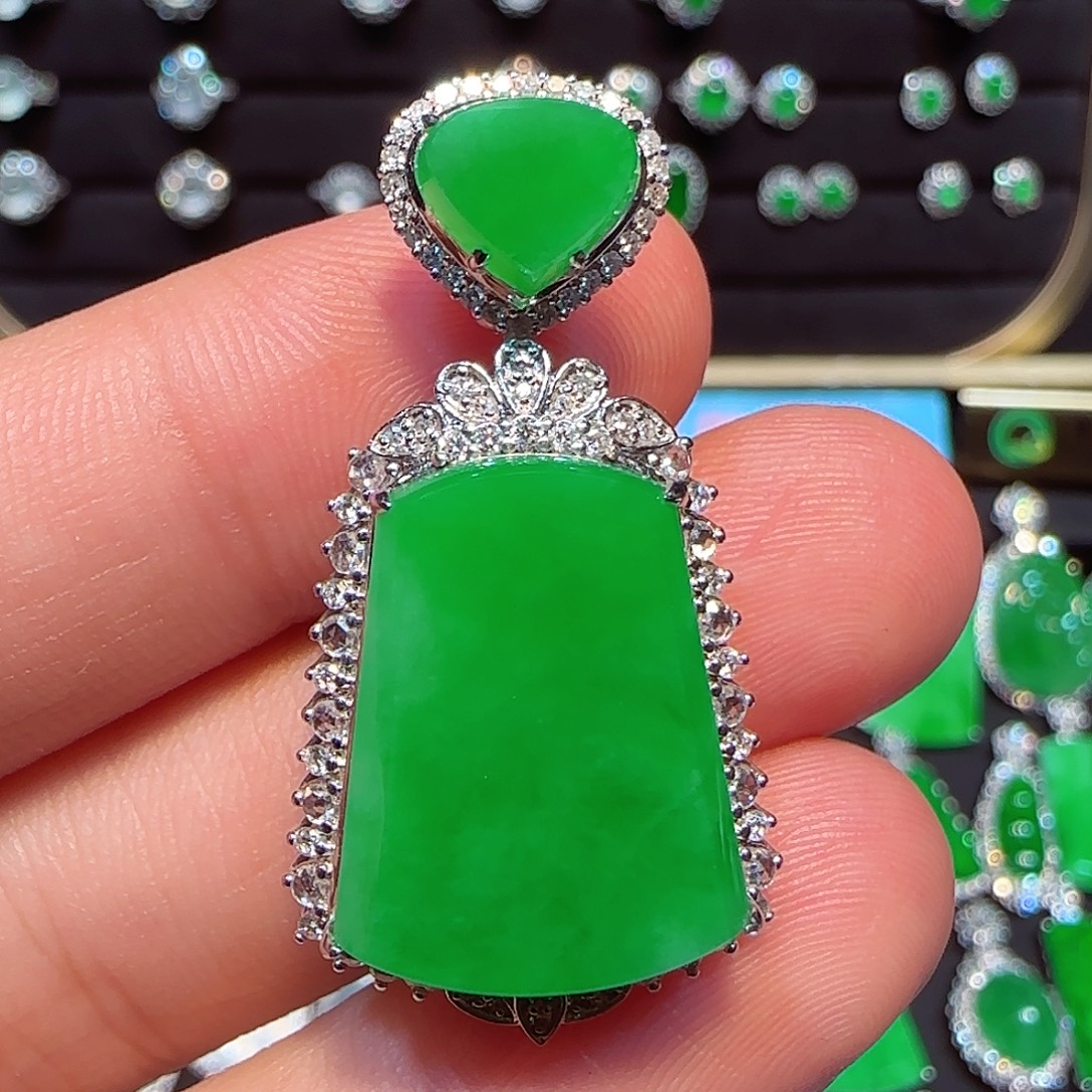 颈饰18K金镶嵌翡翠无事牌吊坠