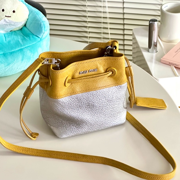 95新 MIU MIU/缪缪 小号黄色拼银斜挎包