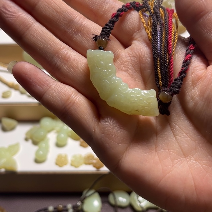 粉***墨和田玉未镶嵌颈饰