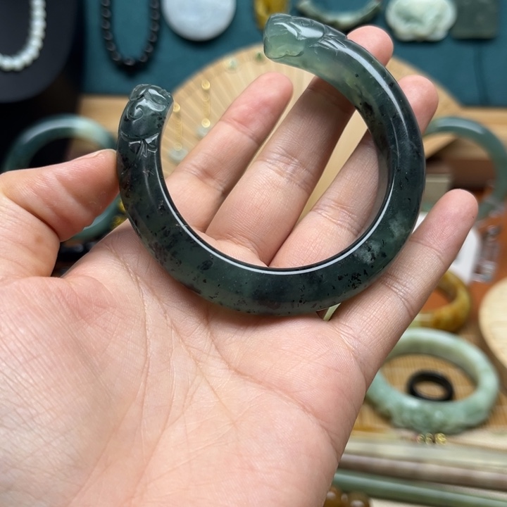蛇纹石玉手镯未镶嵌