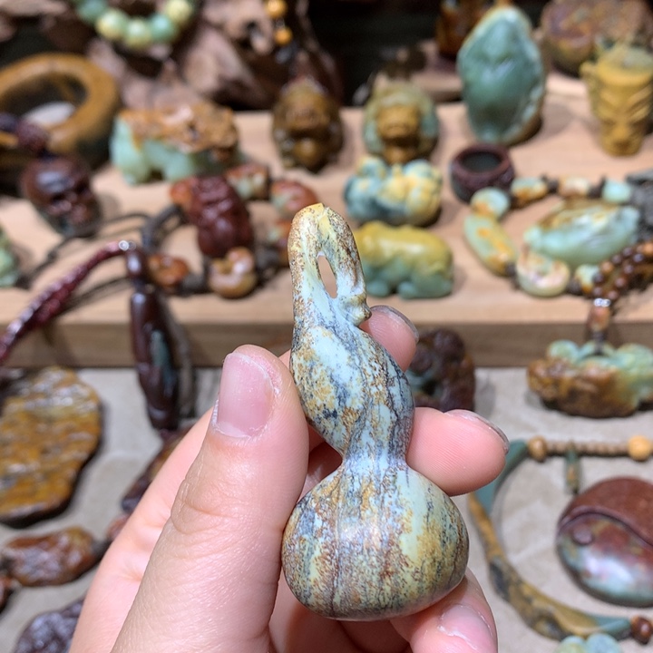 未镶嵌岫岩河磨玉（透闪石质玉）挂件